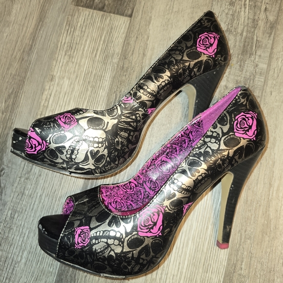 JustFab Shoes - Women's Skull & Roses Peep Toe Heels SZ 9 Just Fabulous